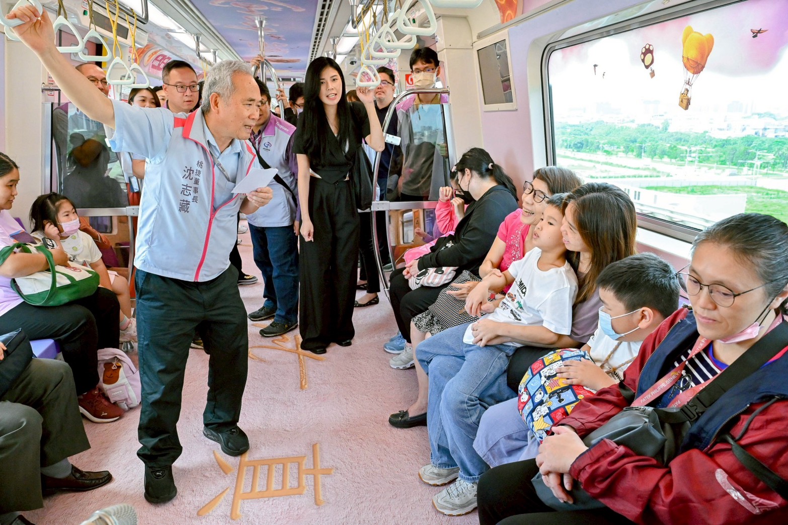 圖說：桃捷公司董事長沈志藏親自陪伴孩童認識捷運，並在列車上進行有獎徵答互動。