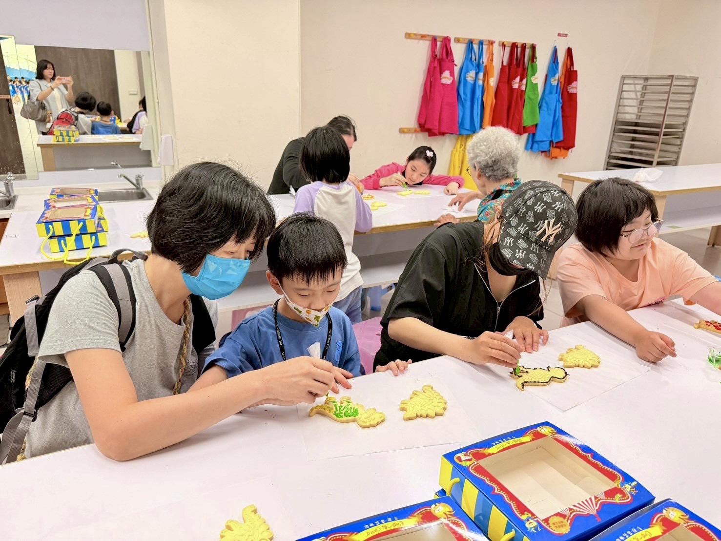 圖說：七堵國小學童至觀光工廠參觀及體驗蛋糕餅乾製作。